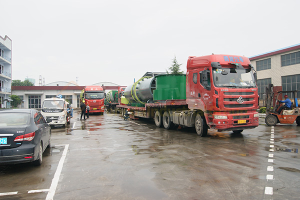 通達重工有機肥設(shè)備雨天發(fā)貨.jpg