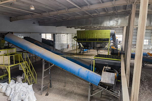 建有機(jī)肥廠解決了草原牛羊堆糞難題，牛羊糞如何進(jìn)一步加工處理做成綠色有機(jī)肥料?