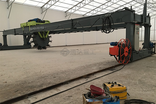 葉輪翻堆機跨度18米，輪盤可行走適合大型有機肥加工廠使用